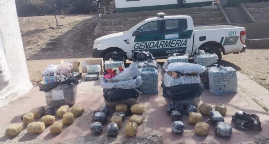 Gendarmería abre encomiendas con más de 30 paquetes de droga 