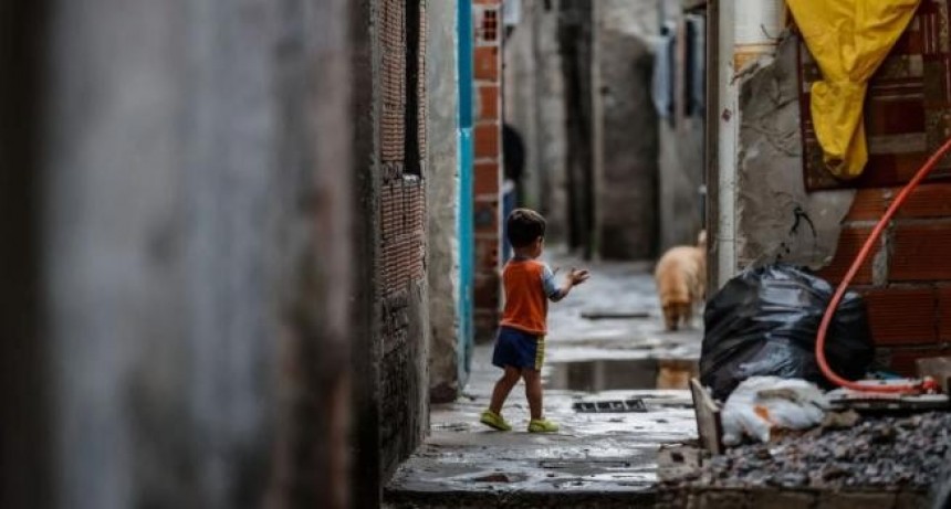La pobreza en Argentina aumentó al 55,5% y la indigencia al 17,5%, según la UCA