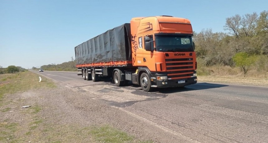 Ruta Nacional 11: el bacheo no alcanza y el estado de la calzada pone en peligro a los conductores