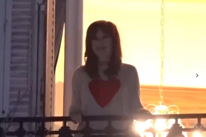 Cristina festejó en el balcón y criticó a Milei: 