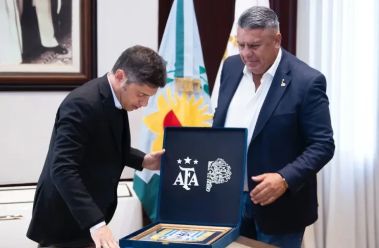 Claudio “Chiqui” Tapia felicitó a Kicillof por el triunfo del peronismo en Buenos Aires
