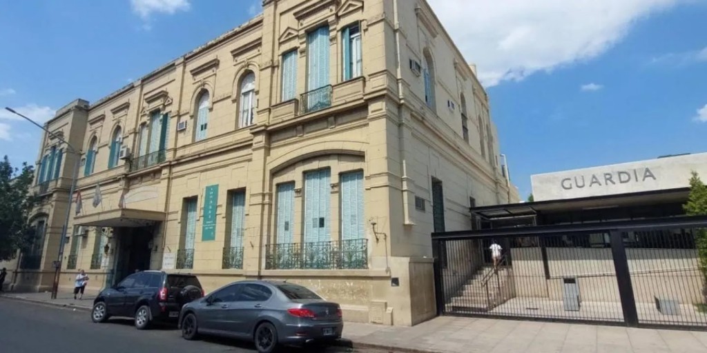 Robaba; regresaba al hospital y la policía lo encontró con el suero puesto