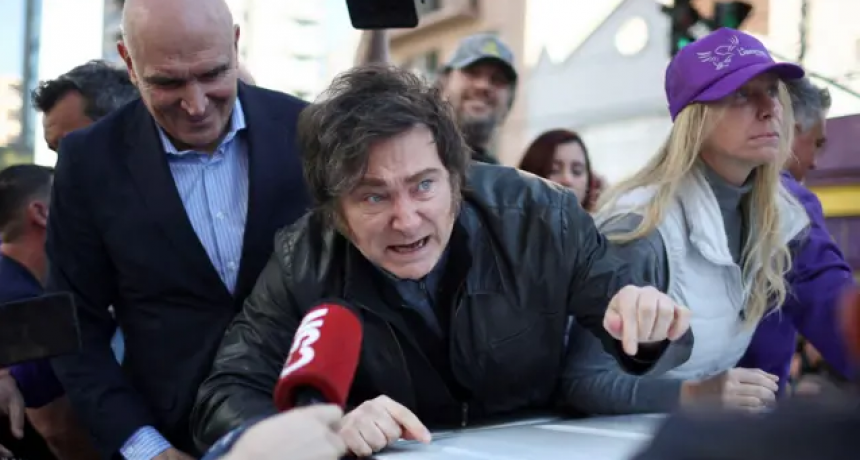 Milei redobló críticas y acusó a periodistas de ser “espías disfrazados”