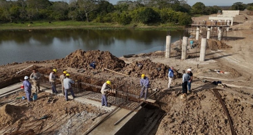 Provincia construye un nuevo puente sobre arroyo El Pindó