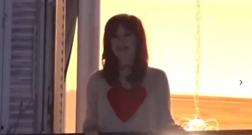 Cristina festejó en el balcón y criticó a Milei: 