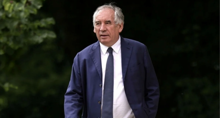 Francia en crisis: renuncia el primer ministro tras perder el voto de confianza y Macron busca reemplazo