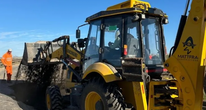 Conocé al empresario que tapó baches con una retropala