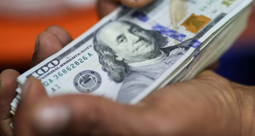 El dólar subió por quinta jornada consecutiva en otro día negativo para acciones y bonos