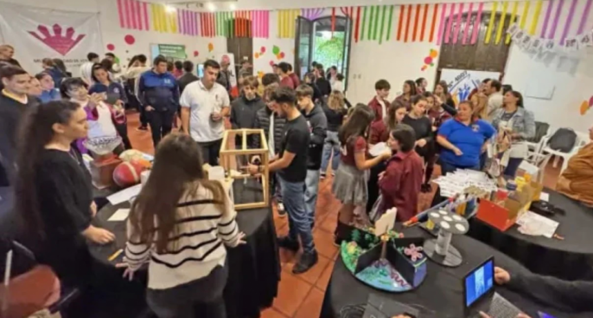 Exitosa Feria de las Carreras Verenses: gran participación de jóvenes y amplia oferta educativa