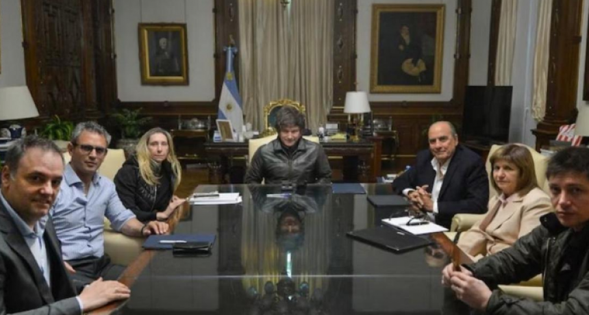 Otra dura derrota del gobierno, en el congreso y en la calle