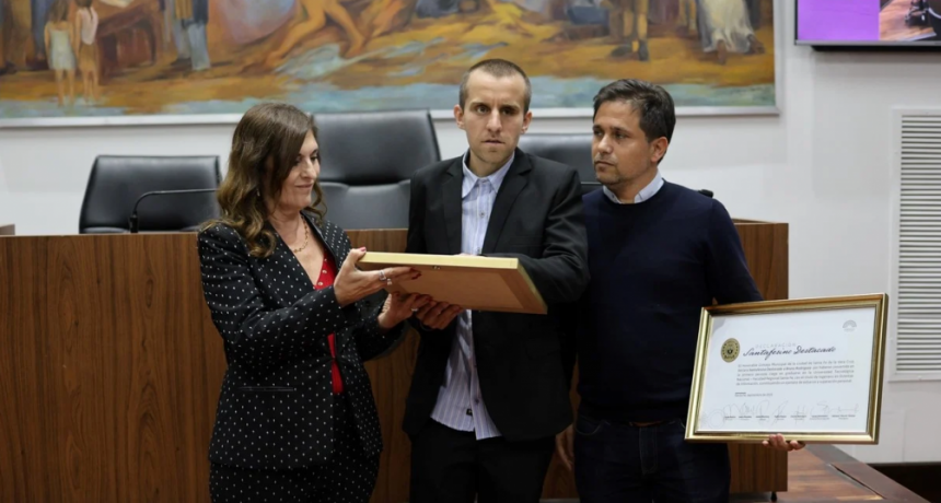 El Concejo distinguió como Santafesino Destacado a Bruno, el joven ciego que abrió camino en la ingeniería