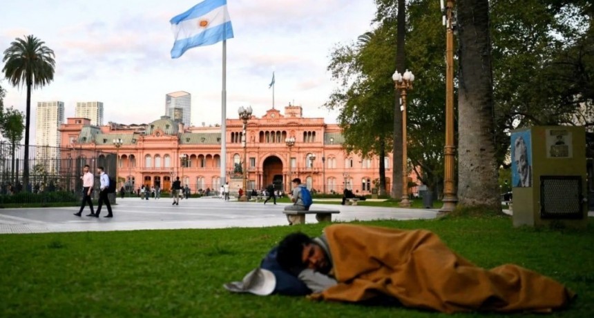 La pobreza en la Argentina bajó 21,3% en el primer año de Milei, según el INDEC