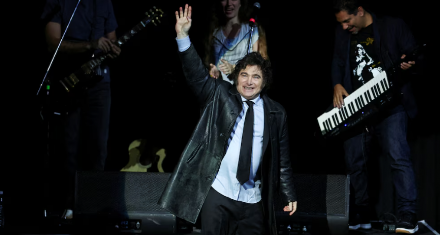 Javier Milei ya se prepara para el acto en el Movistar Arena: volver&aacute; a cantar con su banda