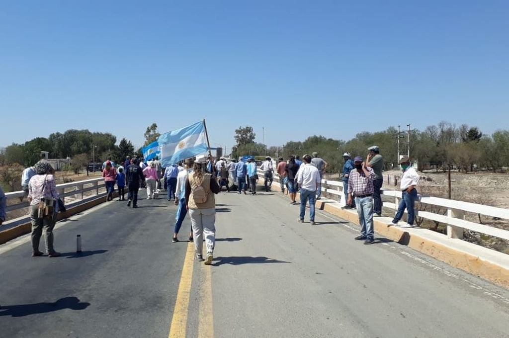 Productores realizan un bloqueo total en San Luis en rechazo a las restricciones para circular