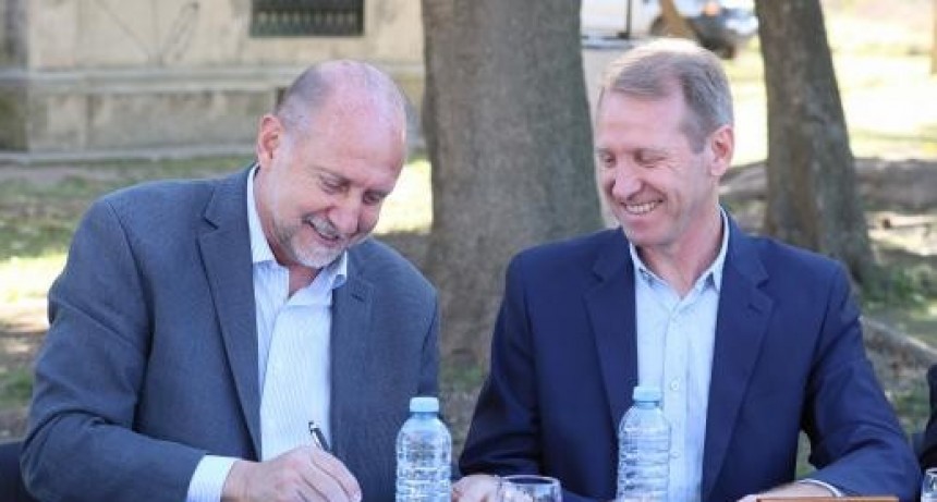 Perotti firmó un convenio para la pavimentación de la calle Balbín, en Sunchales