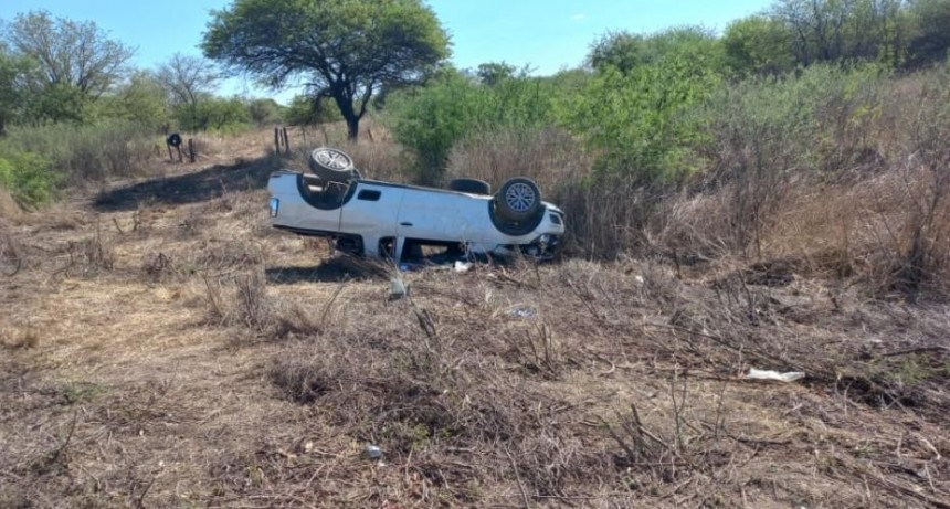 Violento vuelco en la Ruta 92: perdi&oacute; el control y termin&oacute; con su camioneta en la zona montuosa