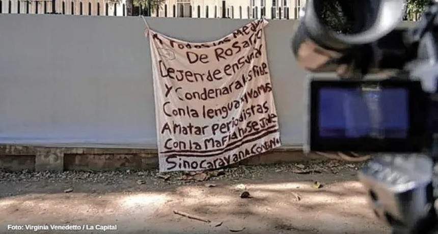 Colgaron un trapo con una grave amenaza a periodistas en Telefé Rosario