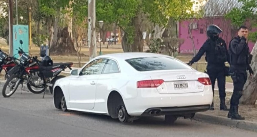 Insólito: dejó estacionado su Audi en el Parque Aguirre y le robaron los cuatro neumáticos