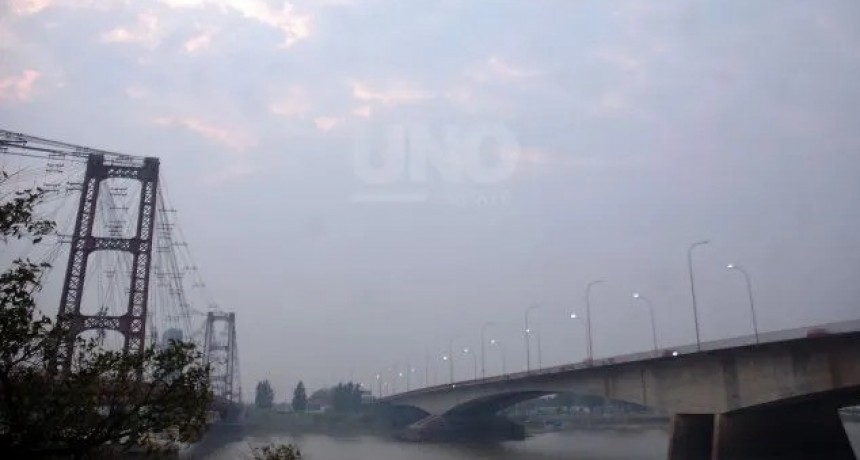 El viento sureste cubrió la ciudad del humo de los incendios de la zona de islas