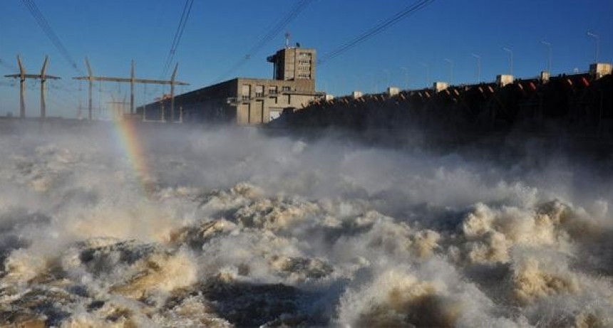 Crecida del Paraná: la represa Yacyretá alcanzó su potencia máxima