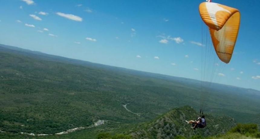 Murió al caerse del parapente en la serranía cordobesa de La Cumbre