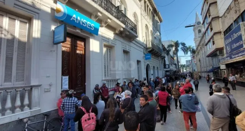 Dos cuadras de cola para poder inscribirse al Refuerzo Alimentario para adultos sin ingresos