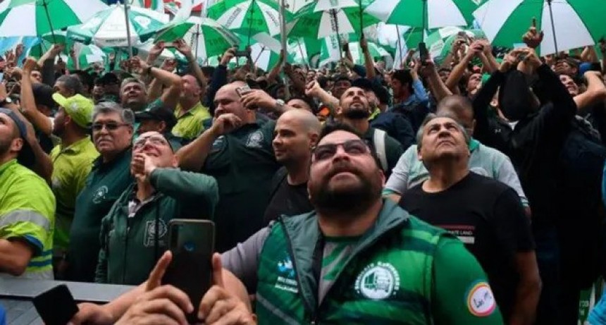 Camioneros acordó un aumento salarial de 107% y el pago de un bono a fin de año