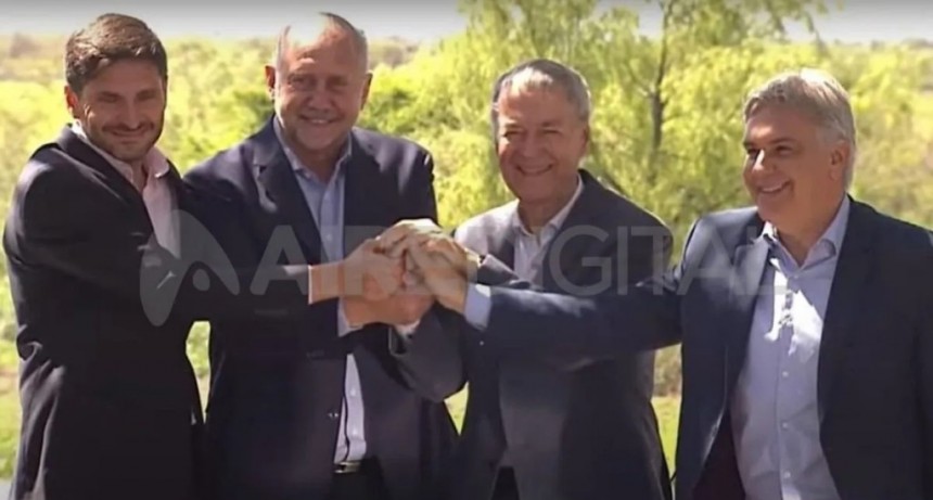 La foto que dejó la firma del acuerdo para la obra del acueducto Santa Fe-Córdoba