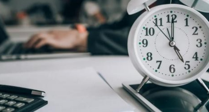 Abogada laboralista sostiene que la reducción de la jornada laboral apunta a mejorar el bienestar físico y mental de los trabajadores 