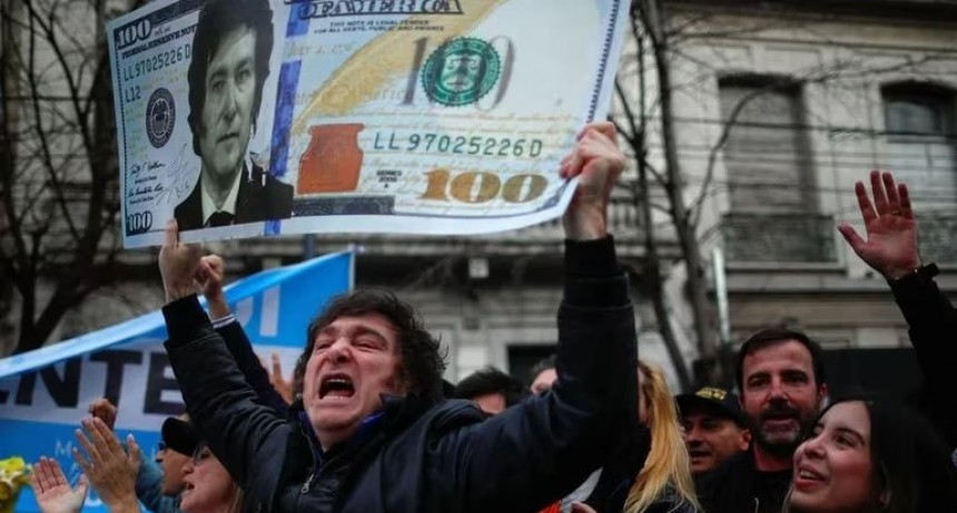 El desplome del peso por el favoritismo de Milei en las elecciones, seg&uacute;n The New York Times