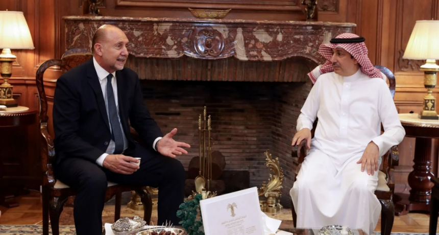 Perotti invitó a la futura gestión a compartir una misión a Kuwait