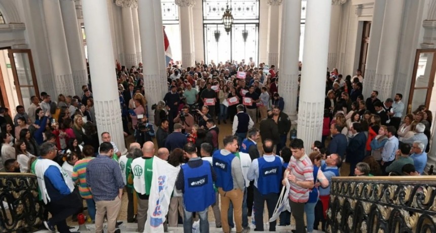 Empleados públicos recorrieron la Casa Gris con un bullicioso pedido de pases a planta