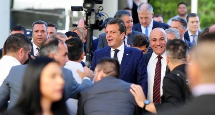 Con reivindicación a Alfonsín, Massa llamó a 