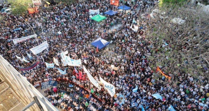 Masiva marcha universitaria en Santa Fe, y un 