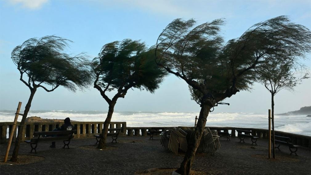 Una “bomba meteorológica” amenaza a Francia y deja a París en estado de emergencia