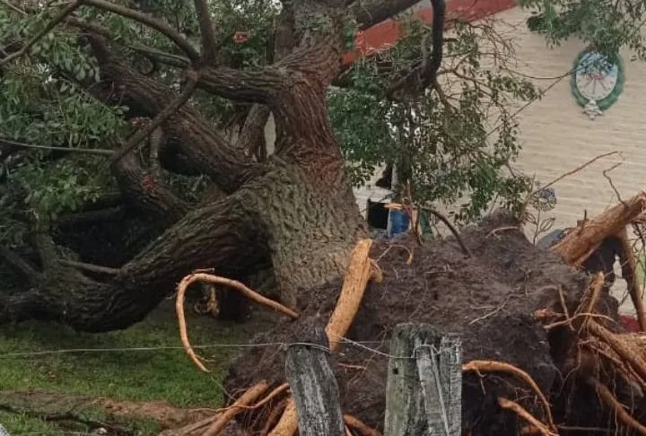 Tornado destruyó una escuela rural en el departamento Vera