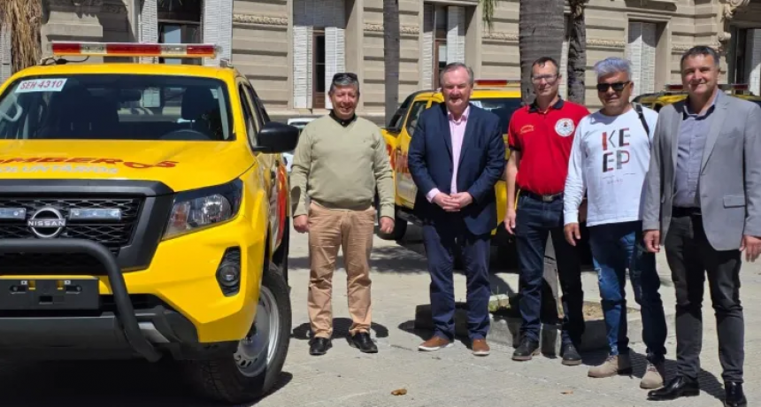 Michlig acompañó la entrega de equipamiento para bomberos