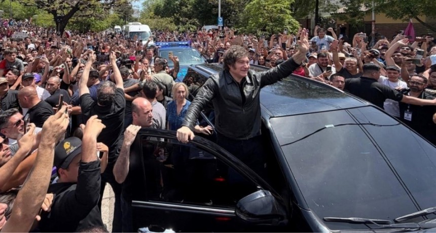 Milei se puso al frente de la campaña visitando provincias y ligándose más a Trump