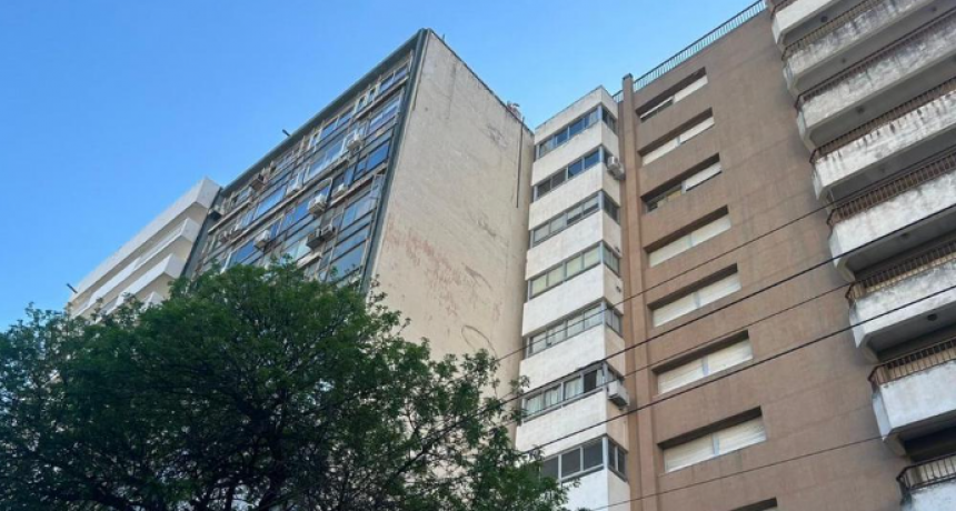 Estaba colgado en un séptimo piso colocando un cartel y un vecino cortó la soga