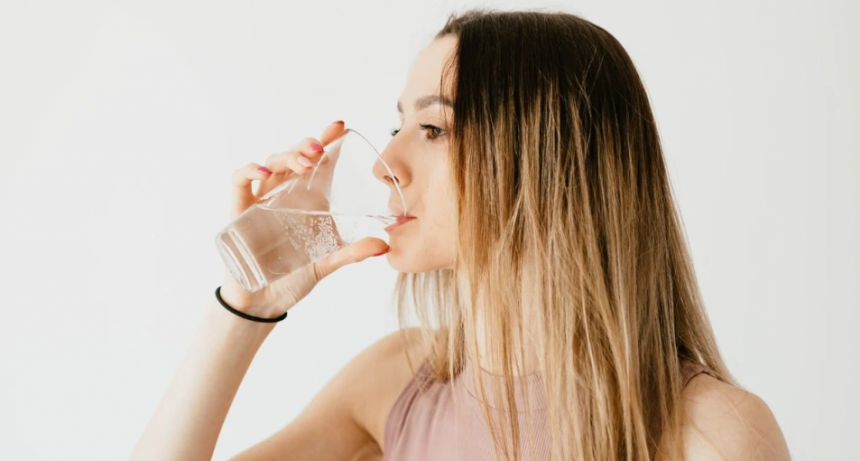 Cu&aacute;les son los beneficios de consumir agua con gas