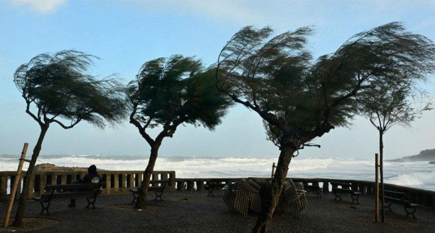 Una “bomba meteorológica” amenaza a Francia y deja a París en estado de emergencia