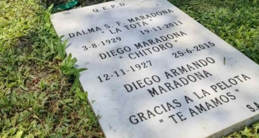 Desapareció la lápida de Diego Armando Maradona