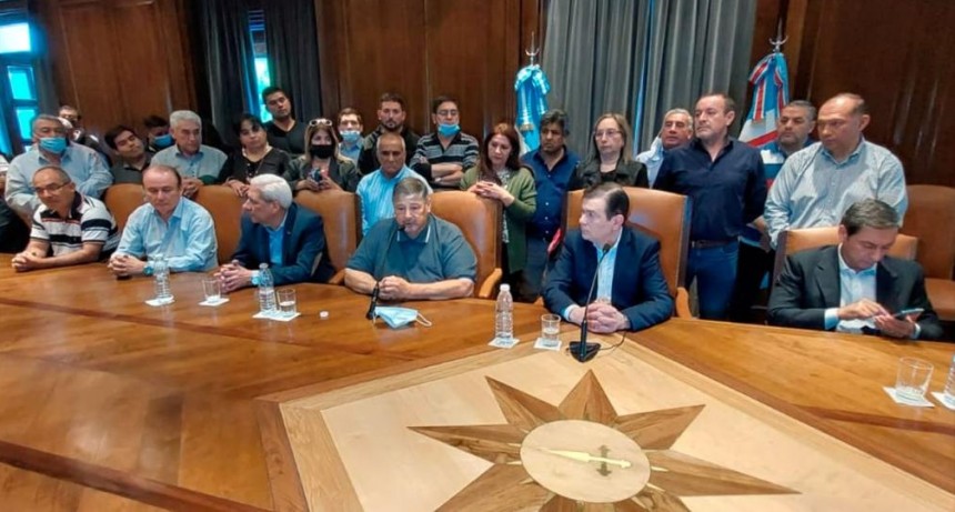 Zamora anunció un bono de $200 mil en tres cuotas y un incremento del 95% en el básico de los empleados públicos desde febrero