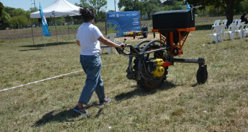 El Inta presentó en sociedad al tractor Chango para los agricultores familiares