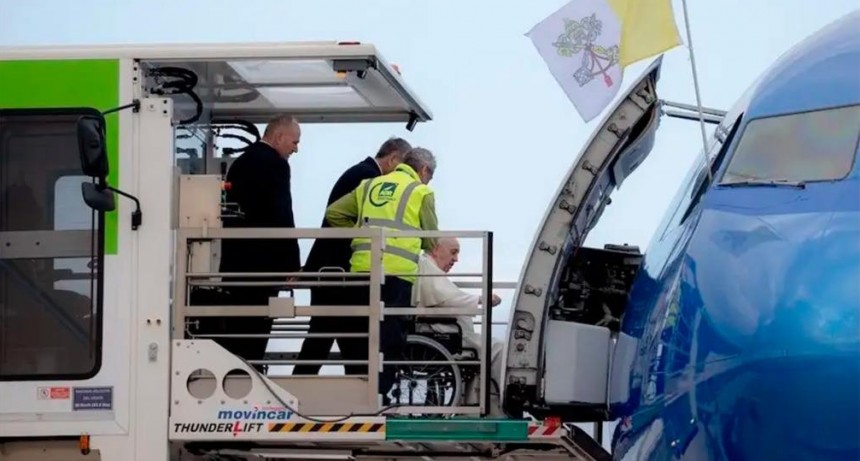 Preocupaci&oacute;n por la salud del Papa: no pudo levantarse a saludar a los periodistas en un vuelo