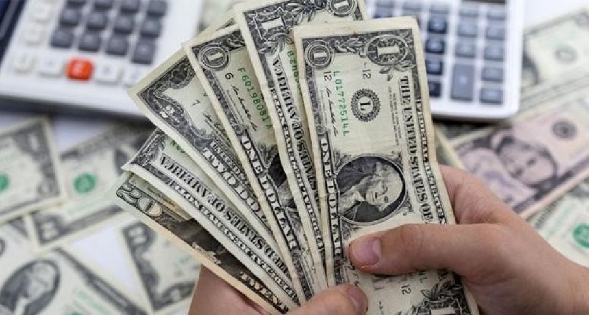 El Gobierno comunicó que identificará y suspenderá a los beneficiarios de planes sociales que hayan comprado dólares