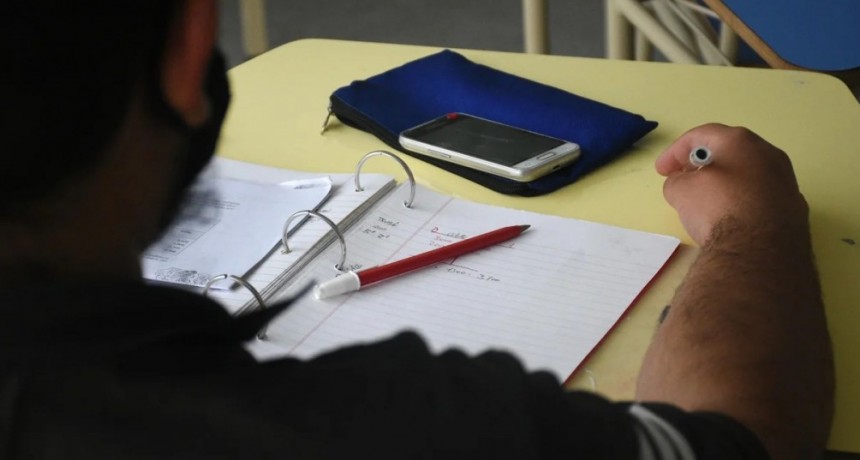 Malestar docente por la extensión del ciclo lectivo y el cambio en la forma de evaluar