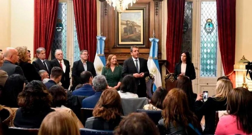 Después del acuerdo de Macri y Milei, Massa llama a reforzar la campaña: 