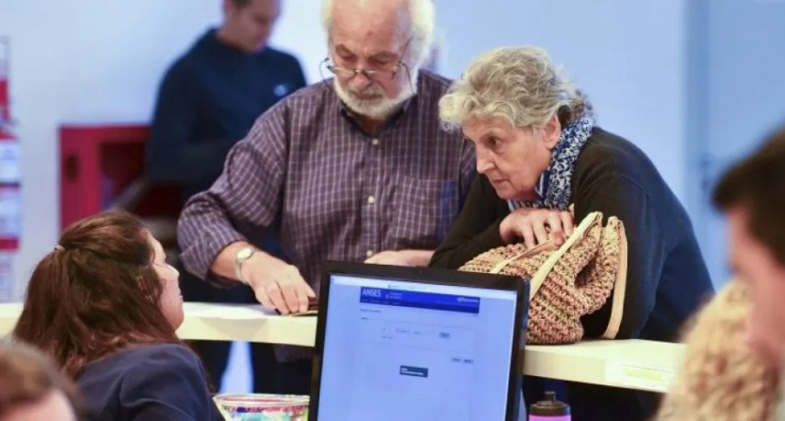 Atención jubilados: el Gobierno revela un aumento y define los bonos compensatorios 