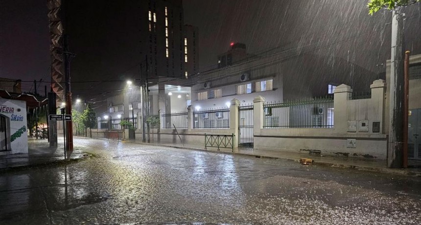 La lluvia llegó a la Madre de Ciudades y trajo el alivio luego de un martes agobiante